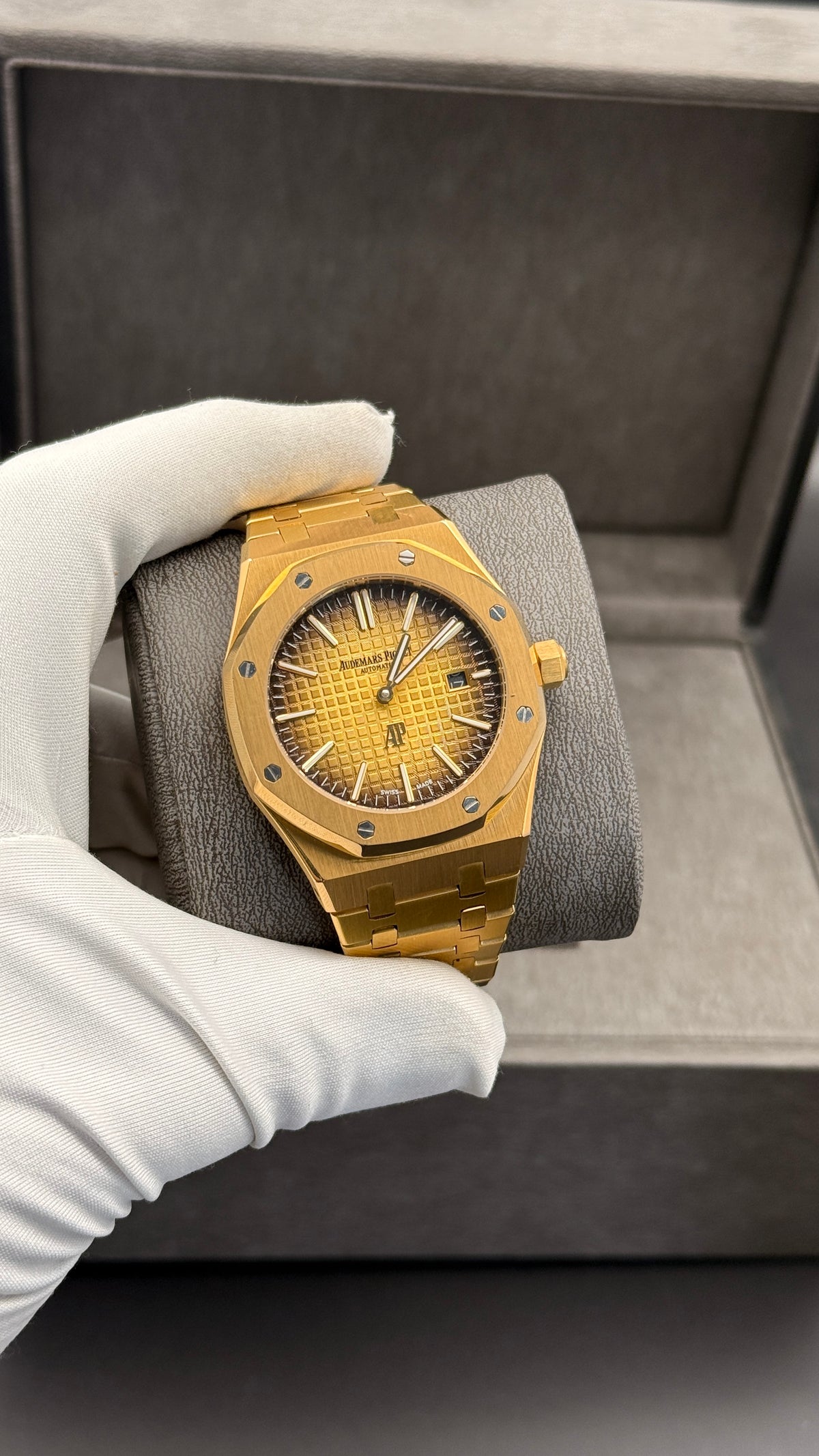 Yellow gold  Dial.
