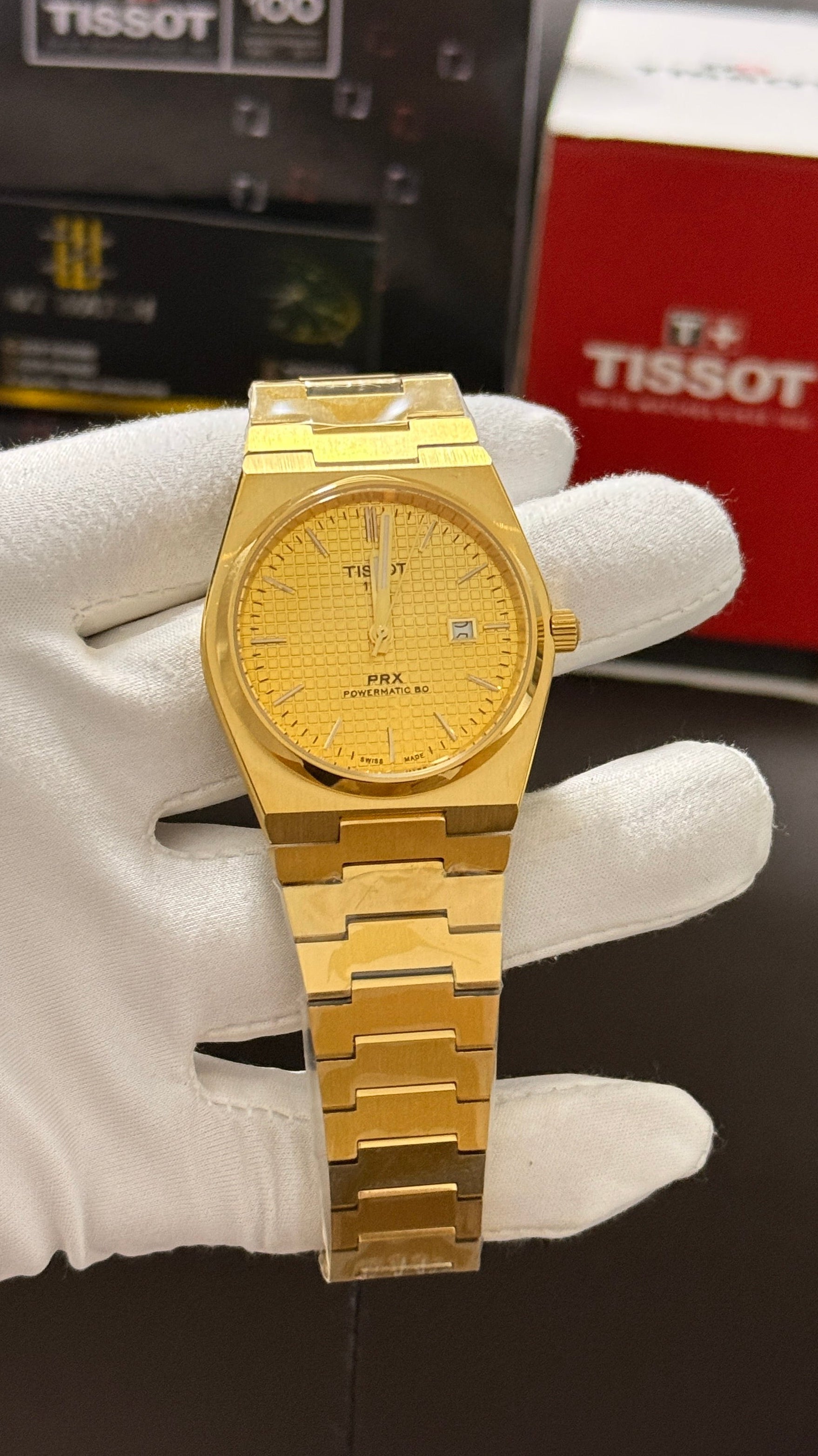 Yellow gold dial