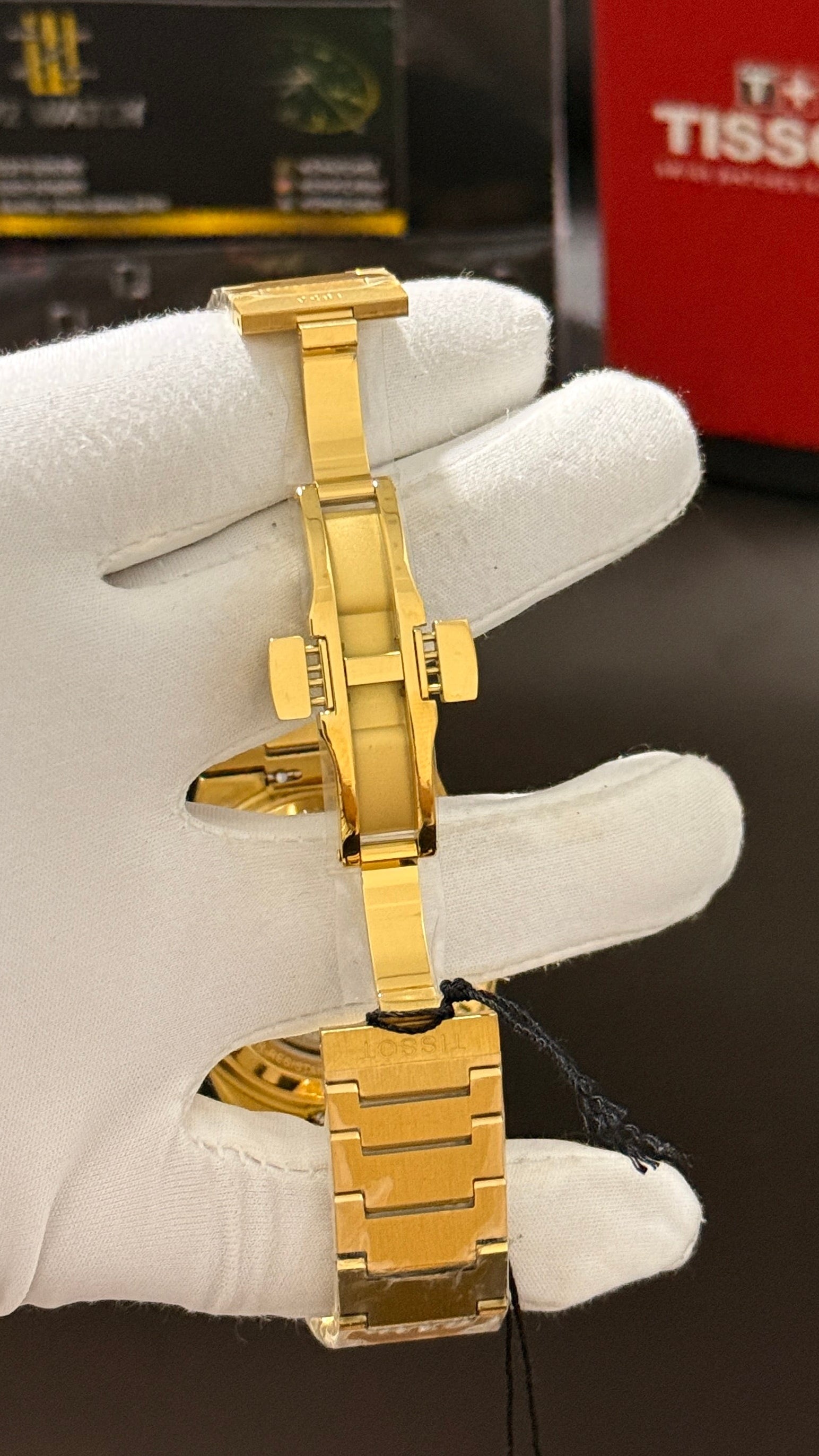 Yellow gold dial