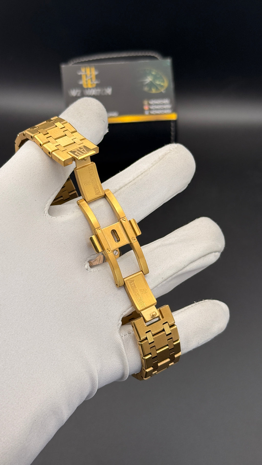 Yellow gold  Dial.